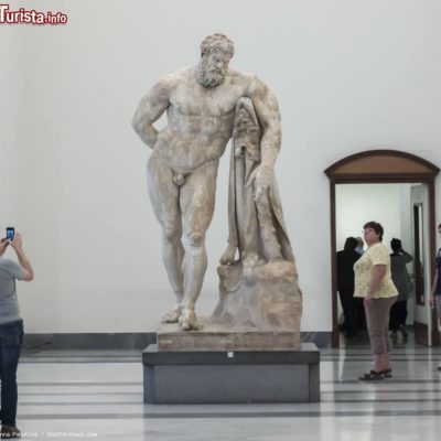 statua_di_ercole_nella_sezione_farnese_del_museo_archeologico_nazionale_di_napoli